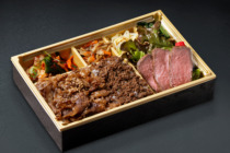 A5黒毛和牛ステーキと炭火焼カルビと特製そぼろ弁当【お茶付き】