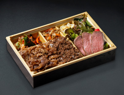 A5黒毛和牛ステーキと炭火焼カルビと特製そぼろ弁当【お茶付き】