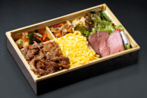A5ランク黒毛和牛ステーキと炭火焼カルビの焼肉弁当【お茶付き】
