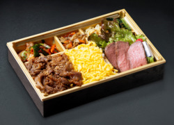 A5ランク黒毛和牛ステーキと炭火焼カルビの焼肉弁当【お茶付き】