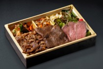 A5ランク黒毛和牛ステーキと炭火きカルビのWカルビ焼肉弁当【お茶付き】