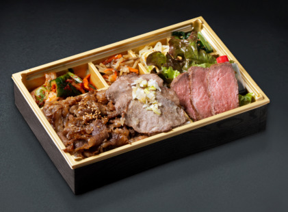 A5ランク黒毛和牛ステーキと炭火焼カルビとタン塩焼肉弁当【お茶付き】