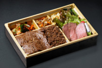 A5ランク黒毛和牛ステーキと特上カルビの焼肉弁当【お茶付き】