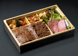 A5ランク黒毛和牛ステーキと特上カルビの焼肉弁当【お茶付き】
