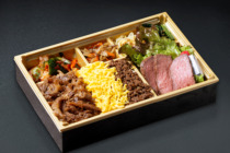 A5黒毛和牛ステーキと彩りの焼肉弁当【お茶付き】