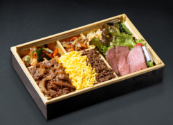 A5黒毛和牛ステーキと彩りの焼肉弁当【お茶付き】