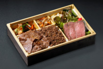 A5ランク黒毛和牛ステーキと希少部位みすじの焼肉弁当【お茶付き】