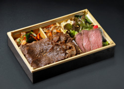 A5ランク黒毛和牛ステーキとカルビ盛り合わせ弁当【お茶付き】