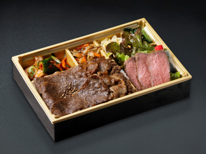 A5ランク黒毛和牛ステーキとカルビ盛り合わせ弁当【お茶付き】