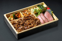 A5ランク黒毛和牛とステーキとたっぷり炭焼きカルビの焼肉弁当【お茶付き】
