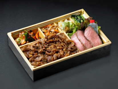 A5ランク黒毛和牛とステーキとたっぷり炭焼きカルビの焼肉弁当【お茶付き】