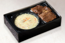 【加熱容器】あつあつ牛骨スープとA5ランク黒毛和牛カルビの焼肉弁当【お茶付き】