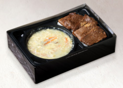 【加熱容器】あつあつ牛骨スープとA5ランク黒毛和牛カルビの焼肉弁当【お茶付き】