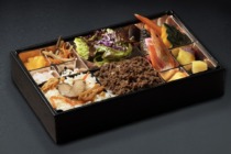 松茸＆A5和牛の特製そぼろのおせち弁当【お茶付き】