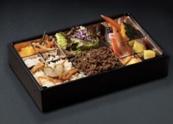 松茸＆A5和牛の特製そぼろのおせち弁当【お茶付き】