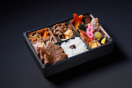 A5ランク黒毛和牛カルビとすき焼き膳