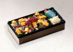 A5ランク黒毛和牛肉ばらちらし重 ～特製わさびソース添え～